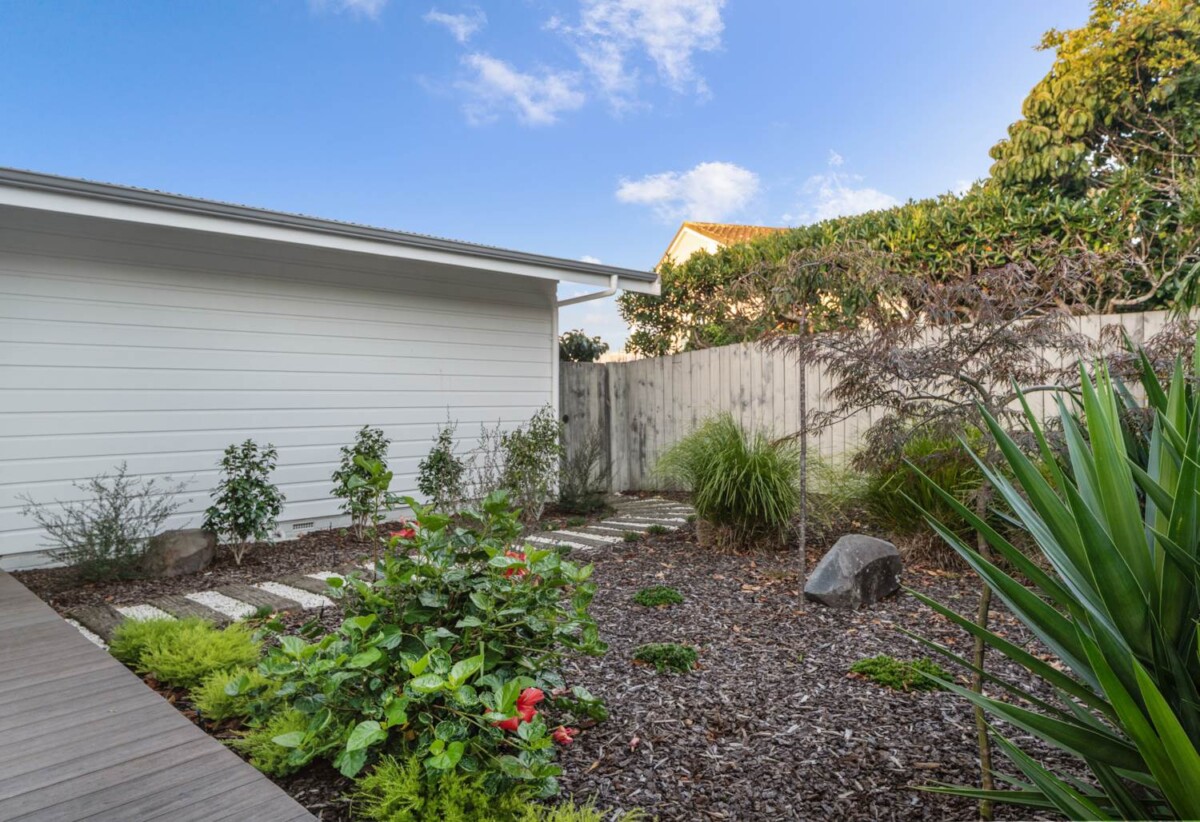 Refurbished 4 beds 3 baths house with double garage and swimming pool on 844m2 section, just minutes from local shops, cafes, and the beautiful Glendowie waterfront. 0.3 km to Glendowie School, 0.9 km to Glendowie College, 5 Thornhill Place, Glendowie, Auckland