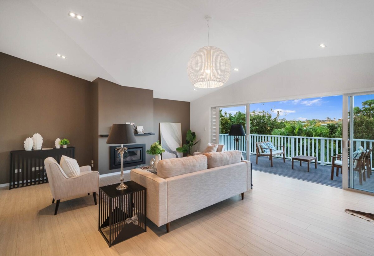 Refurbished 4 beds 3 baths house with double garage and swimming pool on 844m2 section, just minutes from local shops, cafes, and the beautiful Glendowie waterfront. 0.3 km to Glendowie School, 0.9 km to Glendowie College, 5 Thornhill Place, Glendowie, Auckland