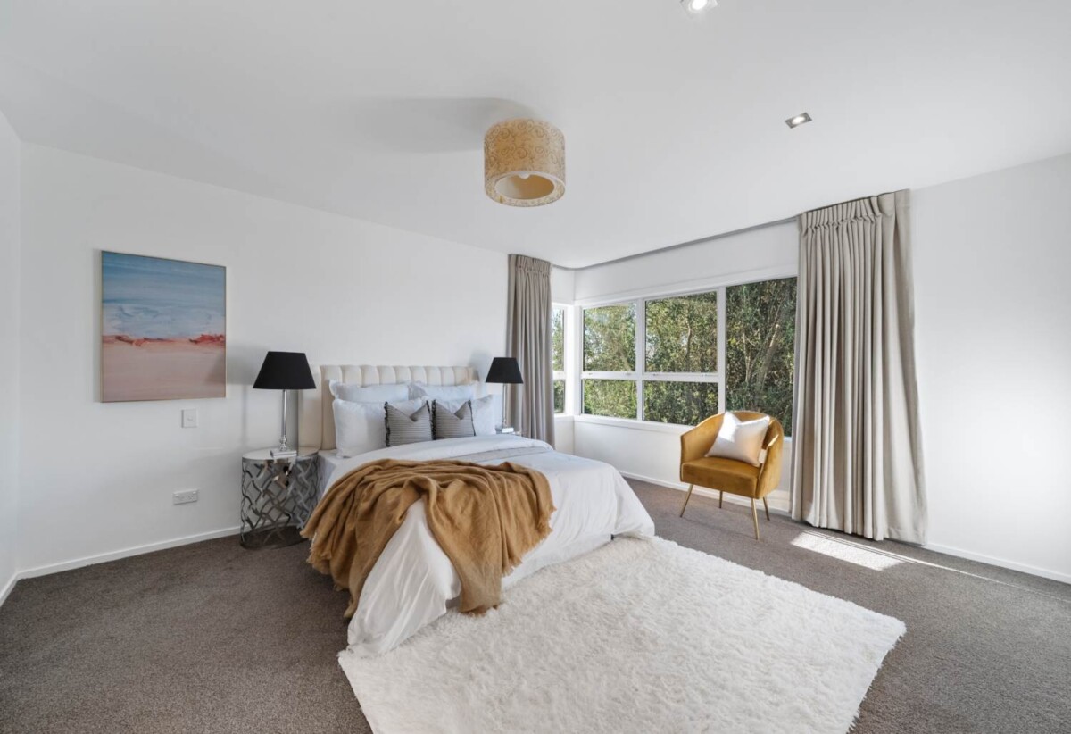 Refurbished 4 beds 3 baths house with double garage and swimming pool on 844m2 section, just minutes from local shops, cafes, and the beautiful Glendowie waterfront. 0.3 km to Glendowie School, 0.9 km to Glendowie College, 5 Thornhill Place, Glendowie, Auckland