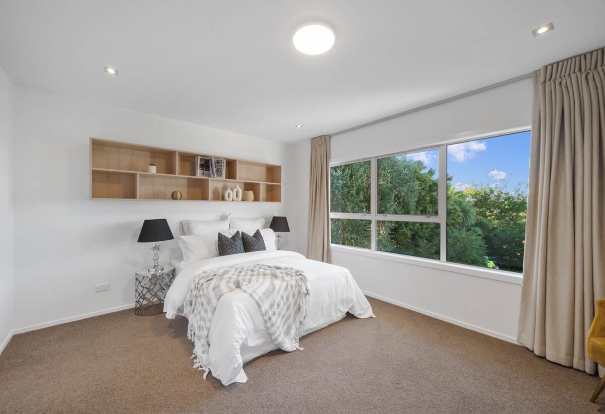 Refurbished 4 beds 3 baths house with double garage and swimming pool on 844m2 section, just minutes from local shops, cafes, and the beautiful Glendowie waterfront. 0.3 km to Glendowie School, 0.9 km to Glendowie College, 5 Thornhill Place, Glendowie, Auckland