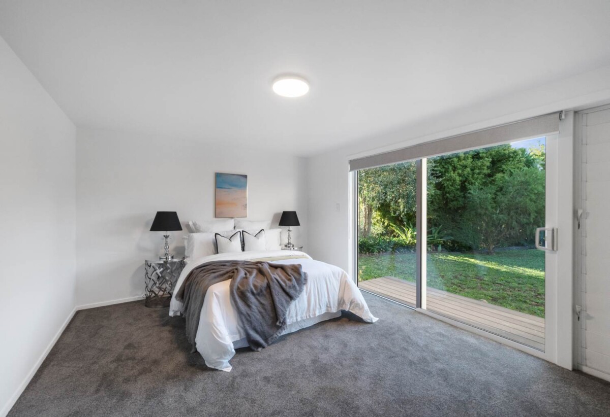 Refurbished 4 beds 3 baths house with double garage and swimming pool on 844m2 section, just minutes from local shops, cafes, and the beautiful Glendowie waterfront. 0.3 km to Glendowie School, 0.9 km to Glendowie College, 5 Thornhill Place, Glendowie, Auckland