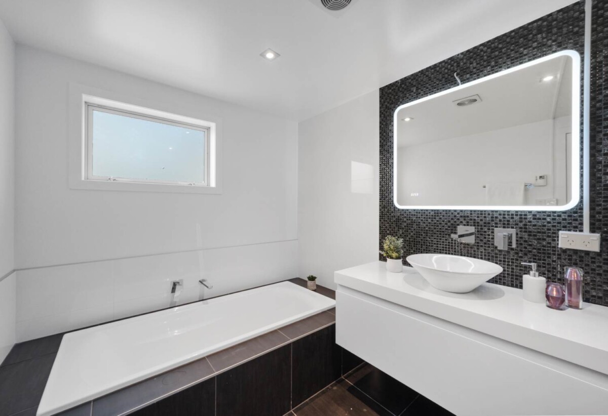 Refurbished 4 beds 3 baths house with double garage and swimming pool on 844m2 section, just minutes from local shops, cafes, and the beautiful Glendowie waterfront. 0.3 km to Glendowie School, 0.9 km to Glendowie College, 5 Thornhill Place, Glendowie, Auckland