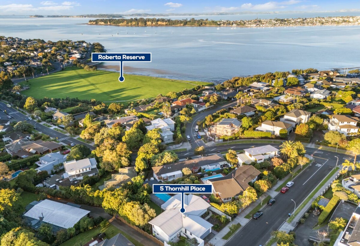 Refurbished 4 beds 3 baths house with double garage and swimming pool on 844m2 section, just minutes from local shops, cafes, and the beautiful Glendowie waterfront. 0.3 km to Glendowie School, 0.9 km to Glendowie College, 5 Thornhill Place, Glendowie, Auckland