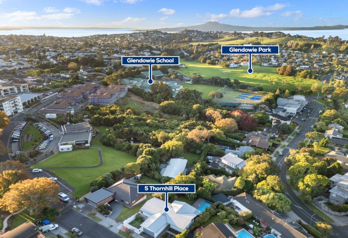 Refurbished 4 beds 3 baths house with double garage and swimming pool on 844m2 section, just minutes from local shops, cafes, and the beautiful Glendowie waterfront. 0.3 km to Glendowie School, 0.9 km to Glendowie College, 5 Thornhill Place, Glendowie, Auckland