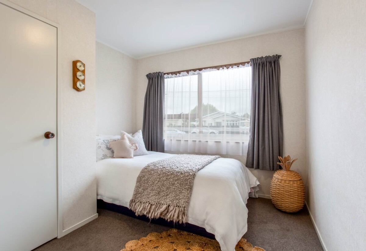 Home and income, 657m2 section, upstairs 3 beds 1 bath kiitchen and lounge, downstairs 2 beds + large flexi room 1.5 baths kitchen and lounge, easy motorway access. Only a leisurely walk to Mt Albert Pak’n Save, local cafés, 0.8 km to Avondale Primary School (Auckland), 77 Bollard Avenue, New Windsor, Auckland