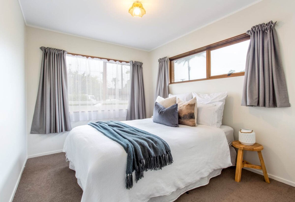Home and income, 657m2 section, upstairs 3 beds 1 bath kiitchen and lounge, downstairs 2 beds + large flexi room 1.5 baths kitchen and lounge, easy motorway access. Only a leisurely walk to Mt Albert Pak’n Save, local cafés, 0.8 km to Avondale Primary School (Auckland), 77 Bollard Avenue, New Windsor, Auckland