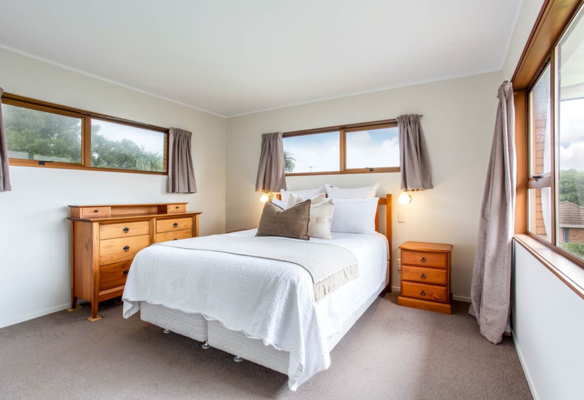 Home and income, 657m2 section, upstairs 3 beds 1 bath kiitchen and lounge, downstairs 2 beds + large flexi room 1.5 baths kitchen and lounge, easy motorway access. Only a leisurely walk to Mt Albert Pak’n Save, local cafés, 0.8 km to Avondale Primary School (Auckland), 77 Bollard Avenue, New Windsor, Auckland