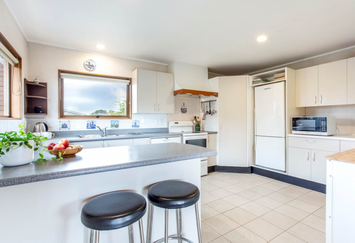 Home and income, 657m2 section, upstairs 3 beds 1 bath kiitchen and lounge, downstairs 2 beds + large flexi room 1.5 baths kitchen and lounge, easy motorway access. Only a leisurely walk to Mt Albert Pak’n Save, local cafés, 0.8 km to Avondale Primary School (Auckland), 77 Bollard Avenue, New Windsor, Auckland