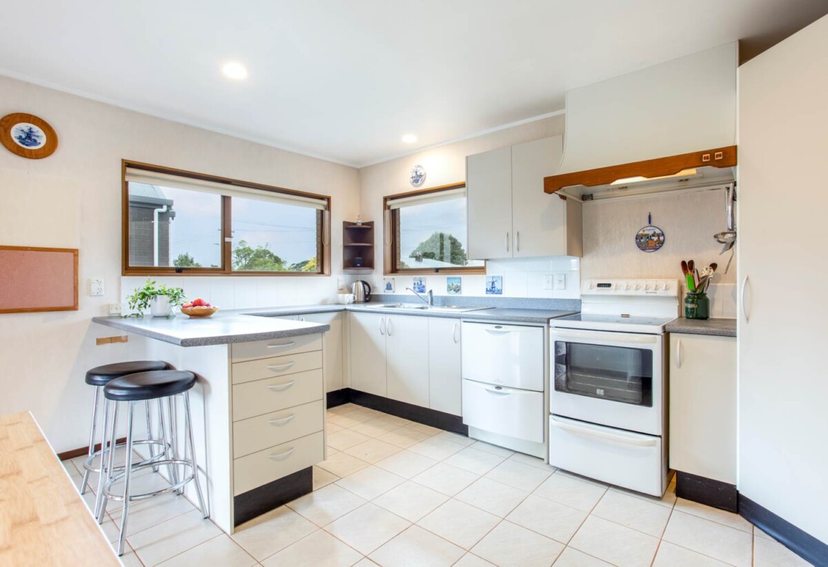 Home and income, 657m2 section, upstairs 3 beds 1 bath kiitchen and lounge, downstairs 2 beds + large flexi room 1.5 baths kitchen and lounge, easy motorway access. Only a leisurely walk to Mt Albert Pak’n Save, local cafés, 0.8 km to Avondale Primary School (Auckland), 77 Bollard Avenue, New Windsor, Auckland