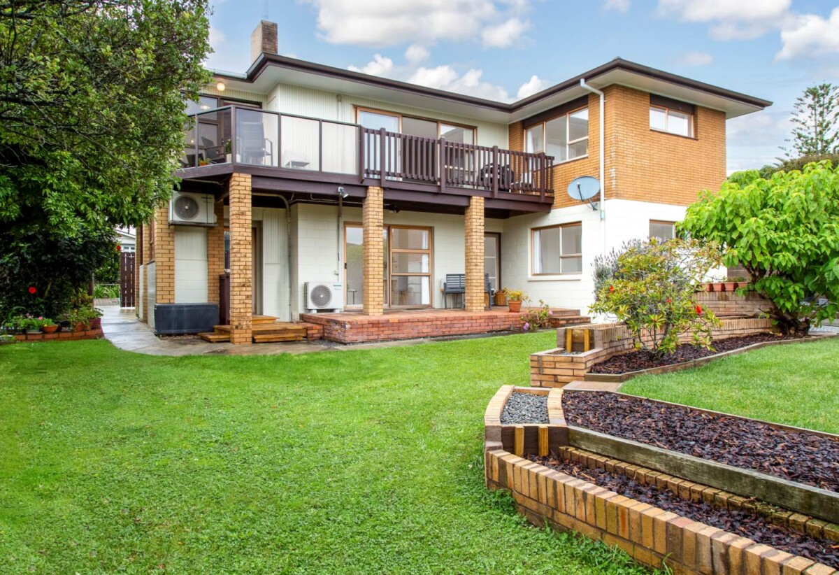 Home and income, 657m2 section, upstairs 3 beds 1 bath kiitchen and lounge, downstairs 2 beds + large flexi room 1.5 baths kitchen and lounge, easy motorway access. Only a leisurely walk to Mt Albert Pak’n Save, local cafés, 0.8 km to Avondale Primary School (Auckland), 77 Bollard Avenue, New Windsor, Auckland