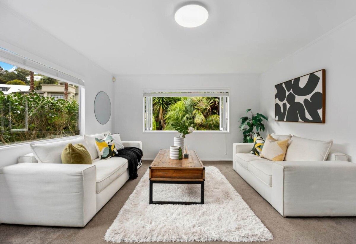 Rangitoto College zone, 4 beds 2.5 baths house with double garage on 662m2 section, Located just minutes from Murrays Bay Beach and only a short distance to Mairangi Bay Beach and the village. Zoned for top schools including Rangitoto College, Murrays Bay Primary School, and Murrays Bay Intermediate, 20 Penguin Drive, Murrays Bay, Auckland