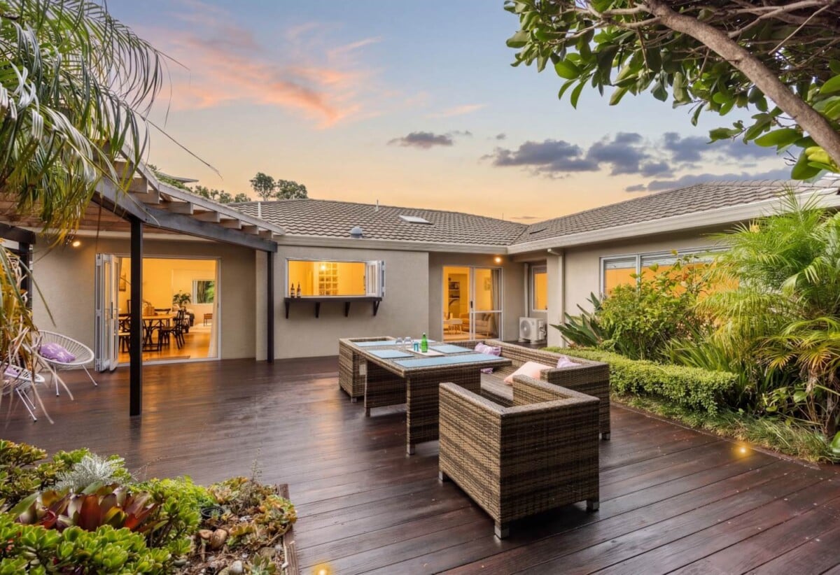 Rangitoto College zone, 4 beds 2.5 baths house with double garage on 662m2 section, Located just minutes from Murrays Bay Beach and only a short distance to Mairangi Bay Beach and the village. Zoned for top schools including Rangitoto College, Murrays Bay Primary School, and Murrays Bay Intermediate, 20 Penguin Drive, Murrays Bay, Auckland
