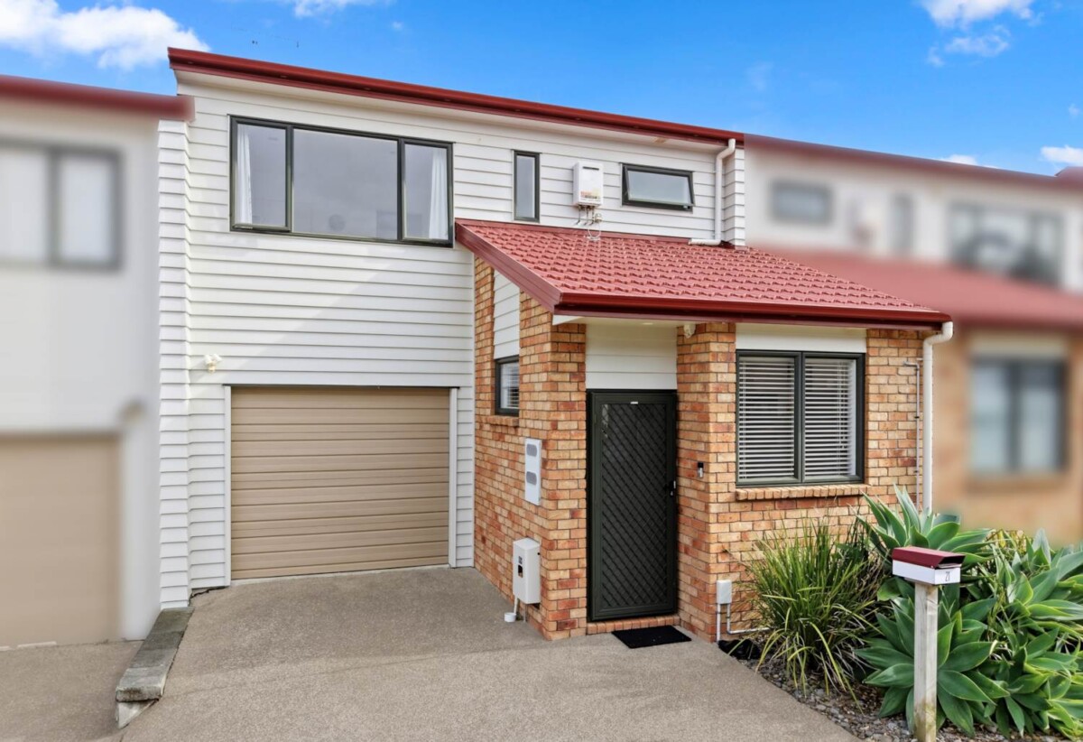 Rangitoto College zone, 3 beds 1.5 baths home with garage, Minutes from the Albany Mega Centre, Westfield Mall, motorway access, schools, 0.5 km to Oteha Valley School and Northcross Intermediate, 21/22 Northcross drive, Oteha, Auckland