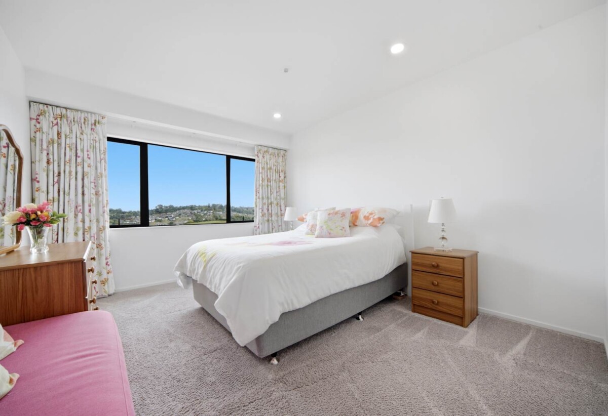Rangitoto College zone, 3 beds 1.5 baths home with garage, Minutes from the Albany Mega Centre, Westfield Mall, motorway access, schools, 0.5 km to Oteha Valley School and Northcross Intermediate, 21/22 Northcross drive, Oteha, Auckland