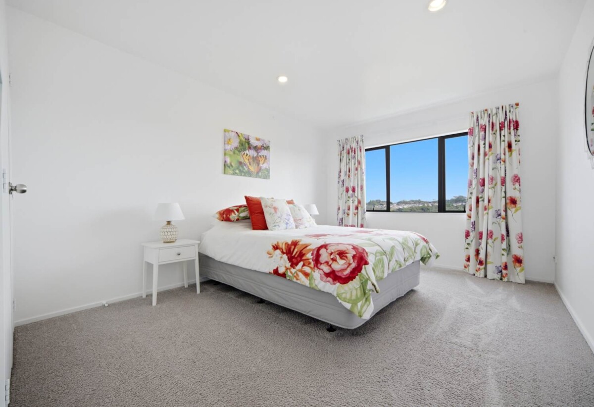 Rangitoto College zone, 3 beds 1.5 baths home with garage, Minutes from the Albany Mega Centre, Westfield Mall, motorway access, schools, 0.5 km to Oteha Valley School and Northcross Intermediate, 21/22 Northcross drive, Oteha, Auckland