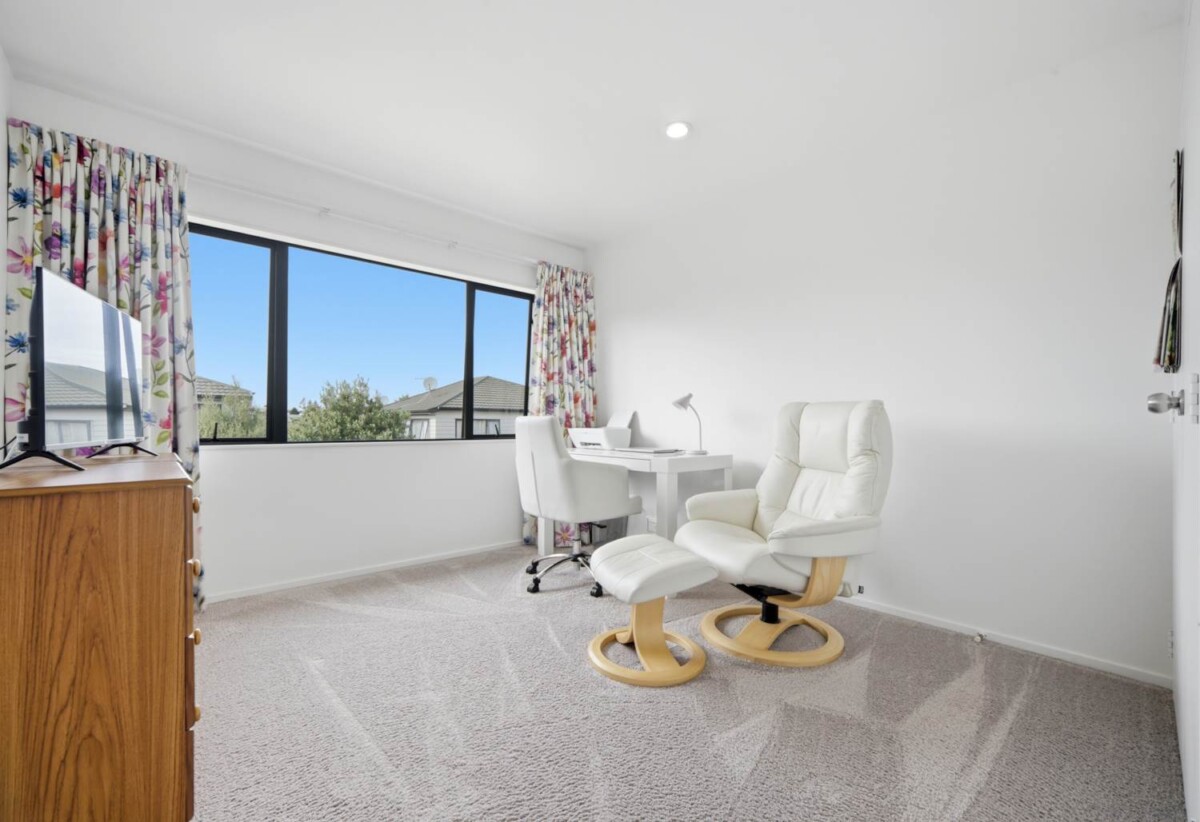 Rangitoto College zone, 3 beds 1.5 baths home with garage, Minutes from the Albany Mega Centre, Westfield Mall, motorway access, schools, 0.5 km to Oteha Valley School and Northcross Intermediate, 21/22 Northcross drive, Oteha, Auckland
