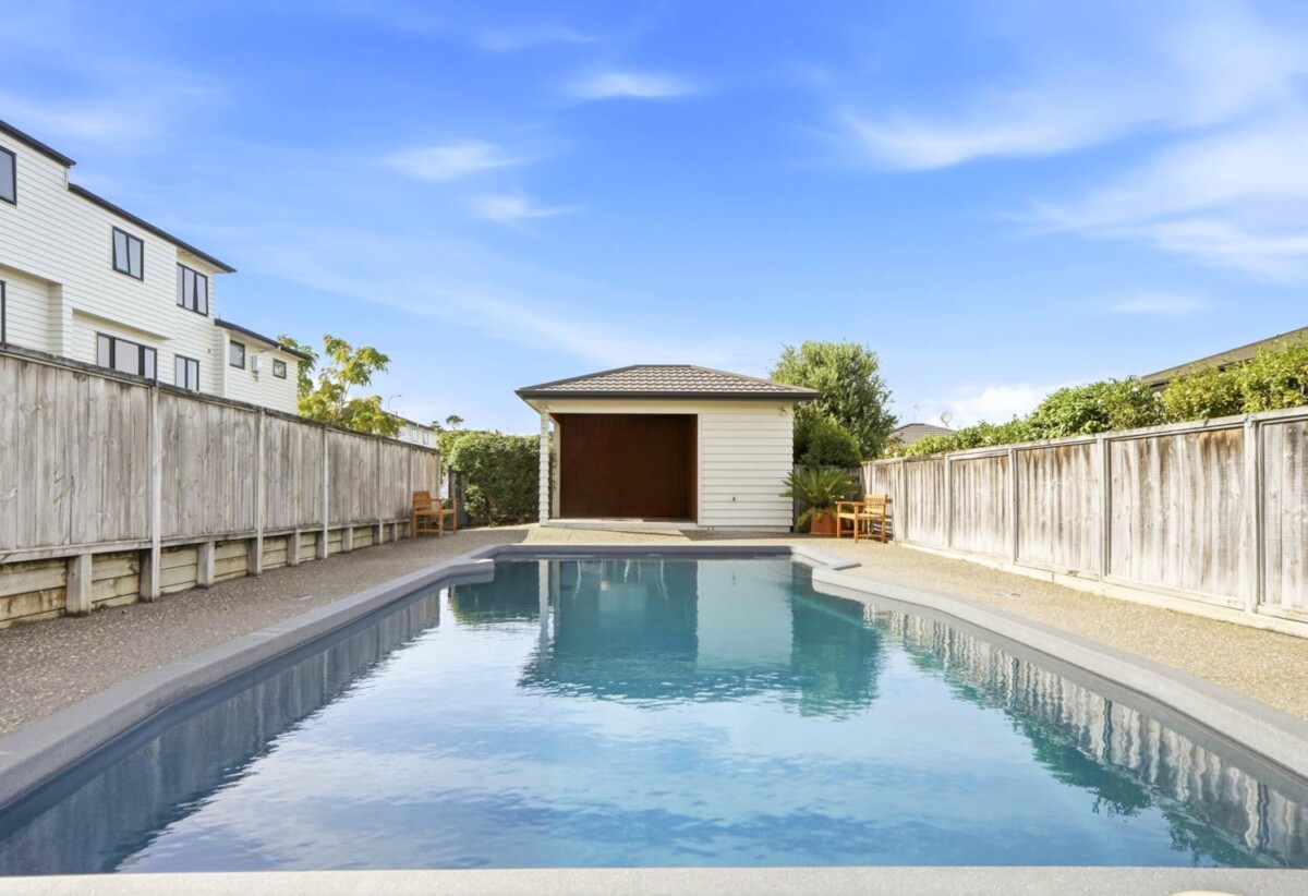 Rangitoto College zone, 3 beds 1.5 baths home with garage, Minutes from the Albany Mega Centre, Westfield Mall, motorway access, schools, 0.5 km to Oteha Valley School and Northcross Intermediate, 21/22 Northcross drive, Oteha, Auckland
