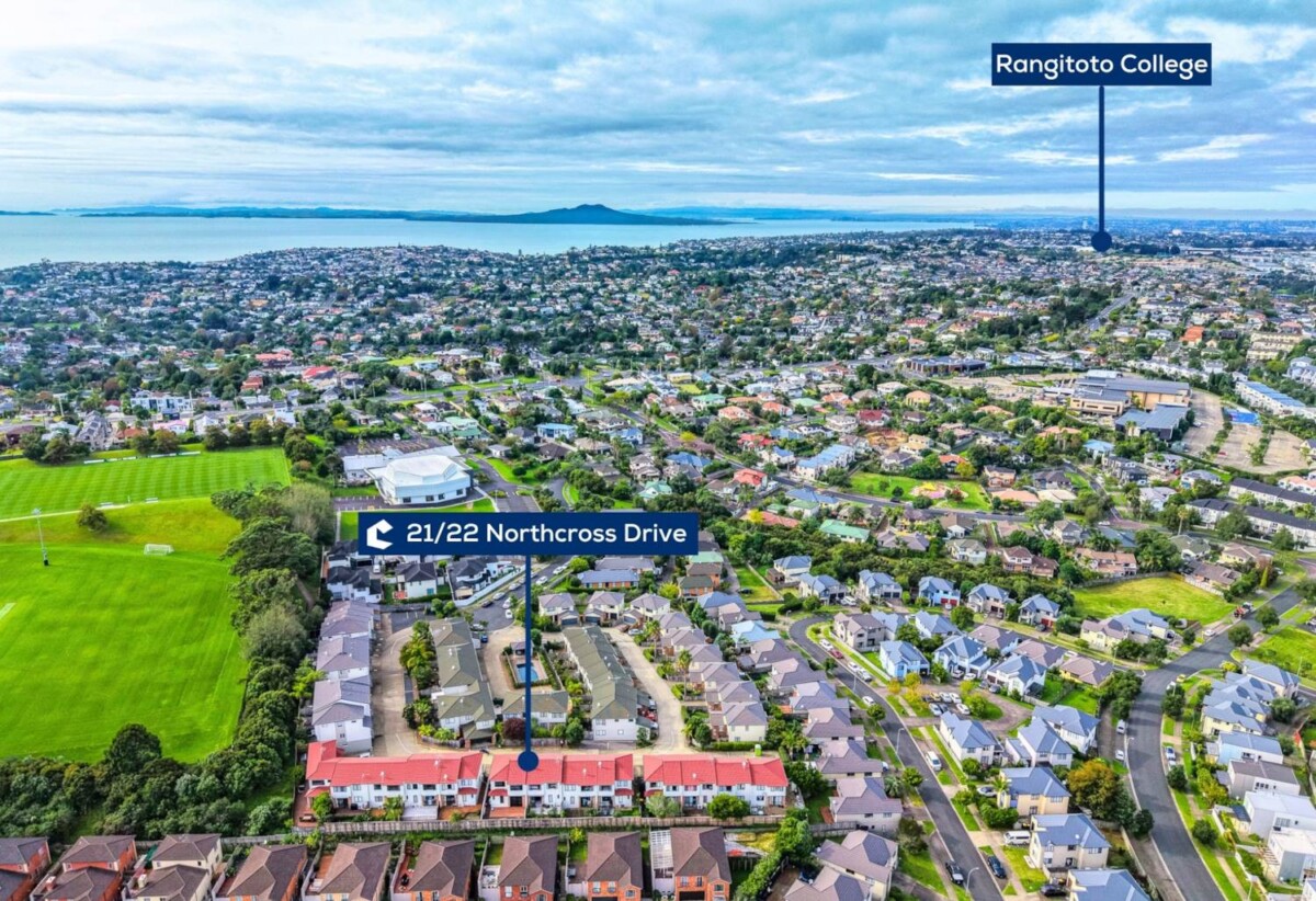 Rangitoto College zone, 3 beds 1.5 baths home with garage, Minutes from the Albany Mega Centre, Westfield Mall, motorway access, schools, 0.5 km to Oteha Valley School and Northcross Intermediate, 21/22 Northcross drive, Oteha, Auckland
