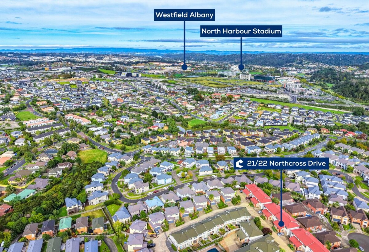 Rangitoto College zone, 3 beds 1.5 baths home with garage, Minutes from the Albany Mega Centre, Westfield Mall, motorway access, schools, 0.5 km to Oteha Valley School and Northcross Intermediate, 21/22 Northcross drive, Oteha, Auckland