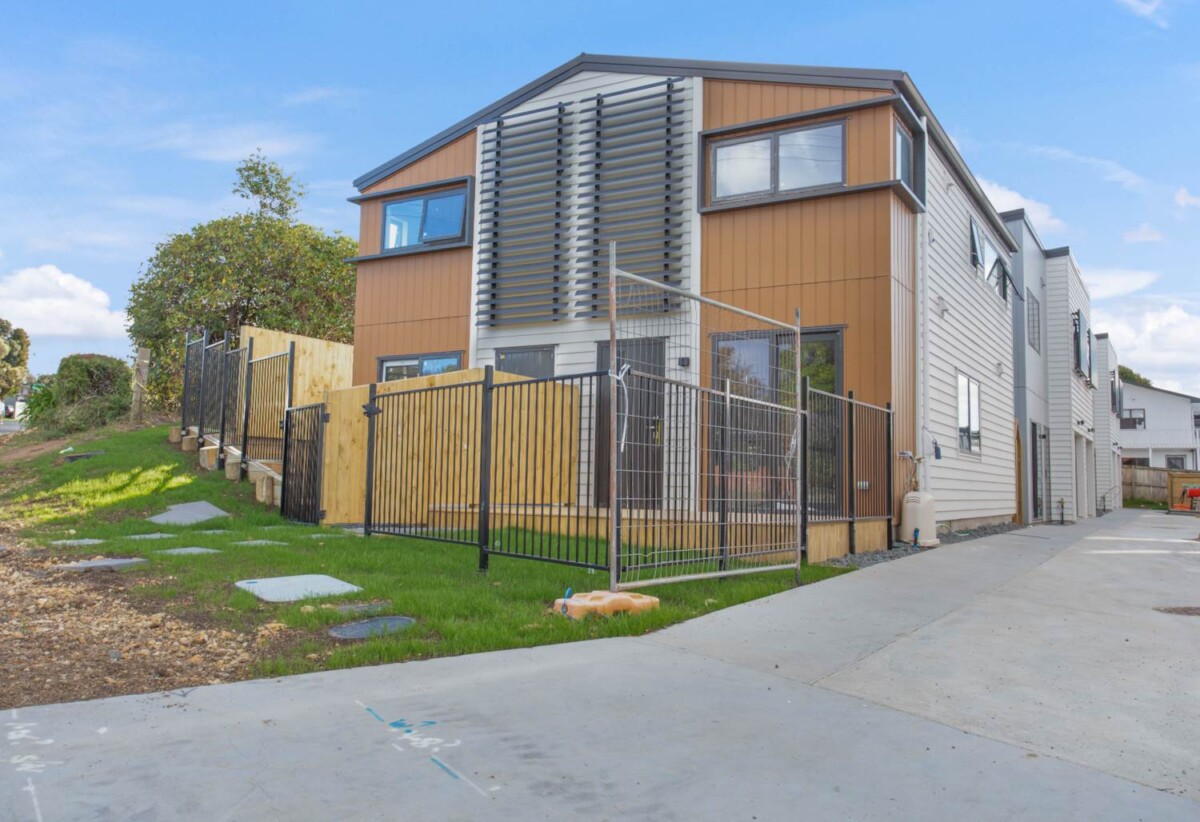 10 years Stanford Warranty, 114m2 Brandnew 3 beds 2.5 baths home with garage, Walk to Moire Park, 0.5 km to Colwill School Massey, near West Harbour, close to motorway access, Local supermarkets and popular eateries are just moments away, while Northwest, Westgate, and Costco are all within a short drive, 4/196 Royal Road, Massey, Auckland
