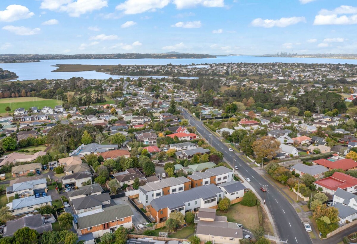 10 years Stanford Warranty, 114m2 Brandnew 3 beds 2.5 baths home with garage, Walk to Moire Park, 0.5 km to Colwill School Massey, near West Harbour, close to motorway access, Local supermarkets and popular eateries are just moments away, while Northwest, Westgate, and Costco are all within a short drive, 4/196 Royal Road, Massey, Auckland
