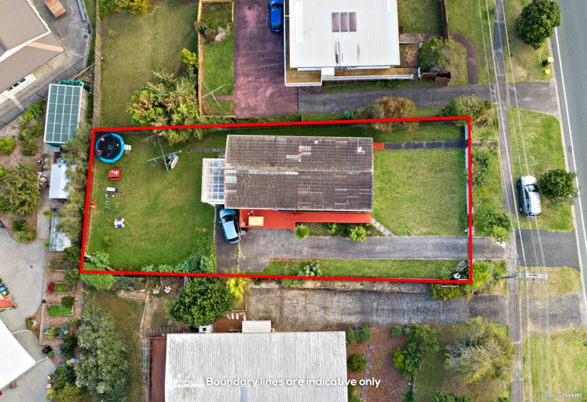 MORTGAGEE SALE, 3 beds 1 bath house on 759m2 section, Renovate the house or consider developing the property. close to schools, shops, motorway access, 0.1 km to Northcross Intermediate, 779 East Coast Road, Northcross, Auckland