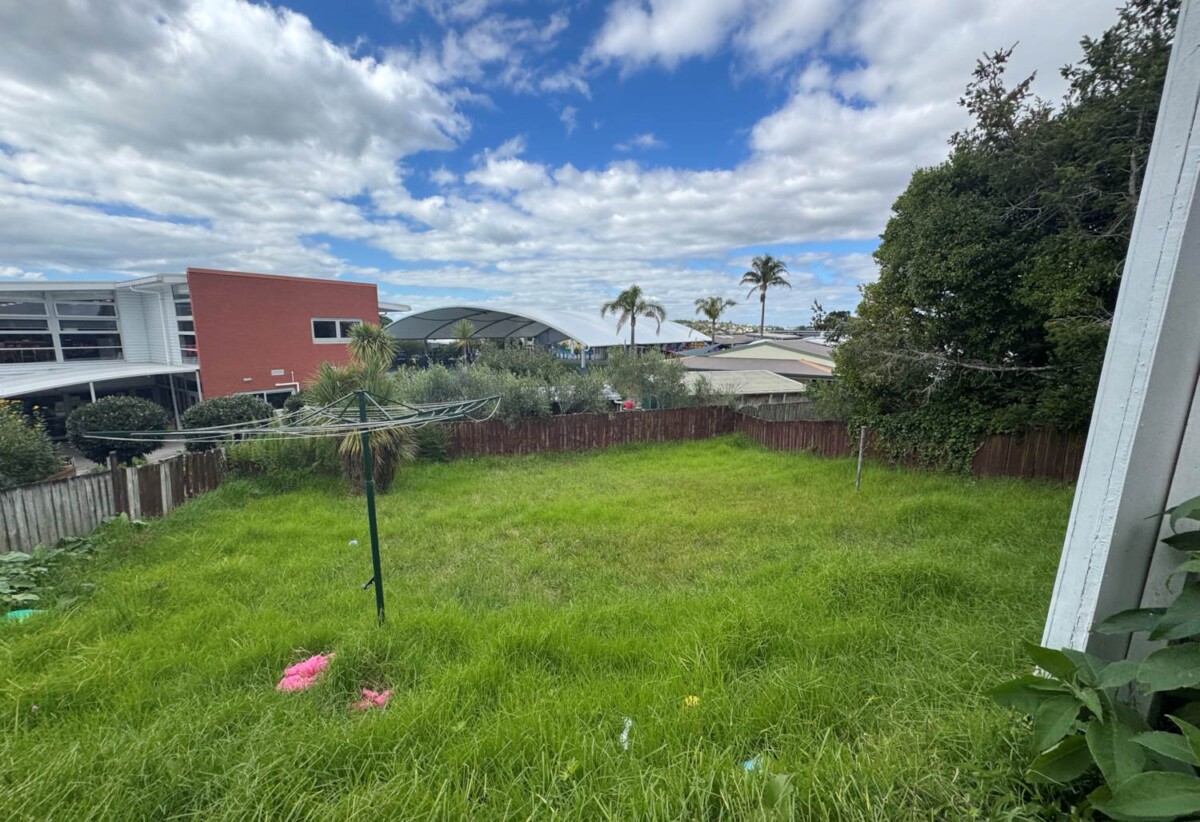 MORTGAGEE SALE, 3 beds 1 bath house on 759m2 section, Renovate the house or consider developing the property. close to schools, shops, motorway access, 0.1 km to Northcross Intermediate, 779 East Coast Road, Northcross, Auckland