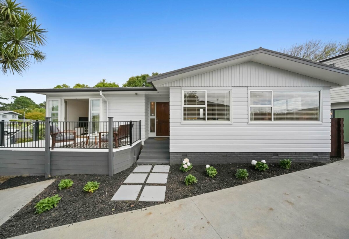 Renovated 3 beds 1 bath house, Zoned for the popular Farm Cove Intermediate and Pakuranga College, close to schools, shops, shopping centre, 0.6 km to Elm Park School, Lot 1, 29 Hope Farm Avenue, Pakuranga Heights, Auckland