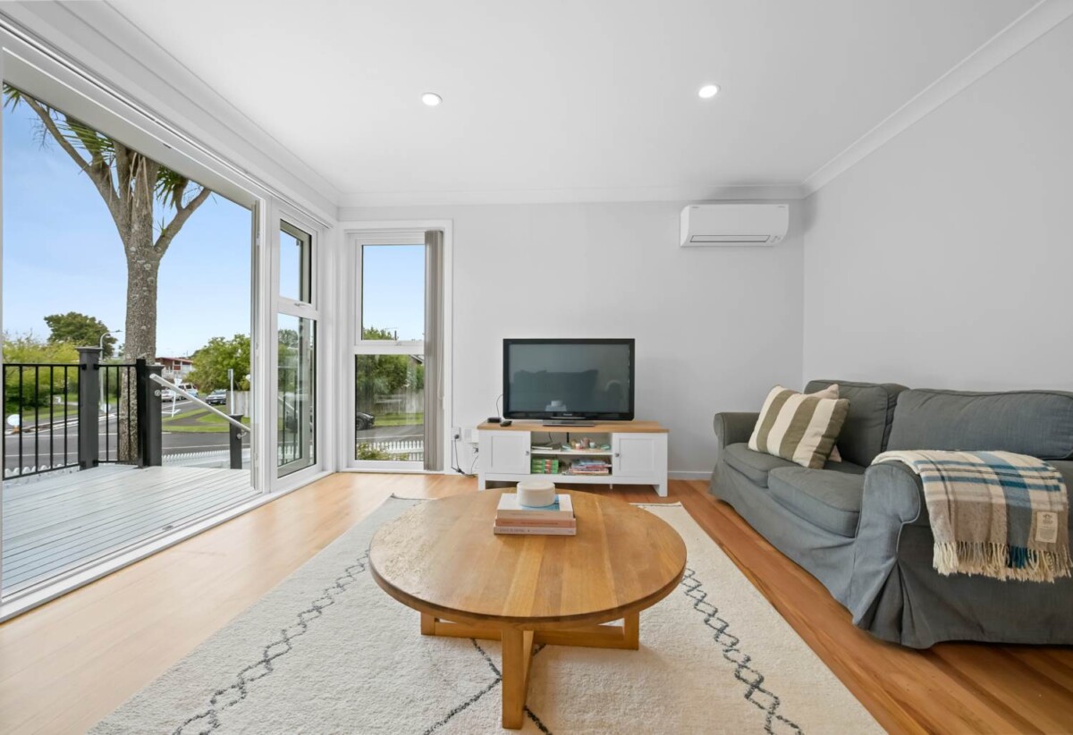 Renovated 3 beds 1 bath house, Zoned for the popular Farm Cove Intermediate and Pakuranga College, close to schools, shops, shopping centre, 0.6 km to Elm Park School, Lot 1, 29 Hope Farm Avenue, Pakuranga Heights, Auckland
