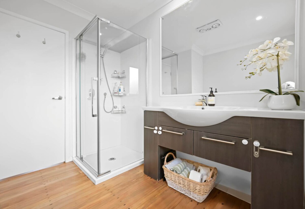 Renovated 3 beds 1 bath house, Zoned for the popular Farm Cove Intermediate and Pakuranga College, close to schools, shops, shopping centre, 0.6 km to Elm Park School, Lot 1, 29 Hope Farm Avenue, Pakuranga Heights, Auckland