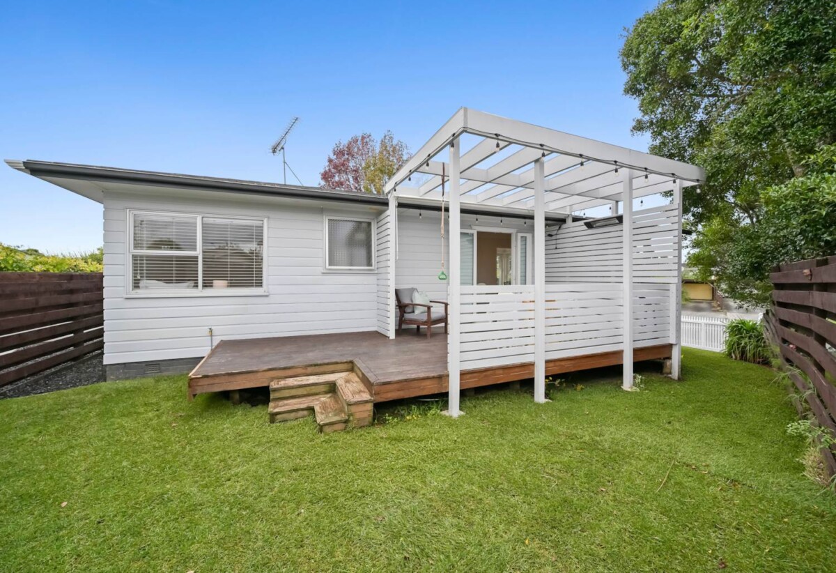 Renovated 3 beds 1 bath house, Zoned for the popular Farm Cove Intermediate and Pakuranga College, close to schools, shops, shopping centre, 0.6 km to Elm Park School, Lot 1, 29 Hope Farm Avenue, Pakuranga Heights, Auckland