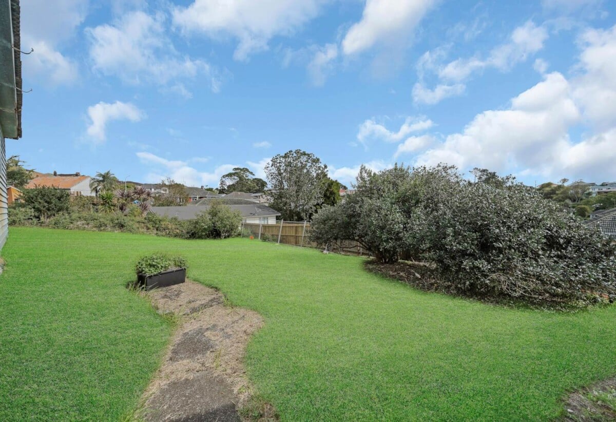Mt Roskill Grammar zone, 3 beds 1 bath house with standalone garage on 895m2 section, Ground-floor rumpus with exterior access – home office or studio ready, close to schools, shops, motorway access, 0.6 km to Hay Park School, 9 Morrie Laing Avenue, Mt Roskill, Auckland