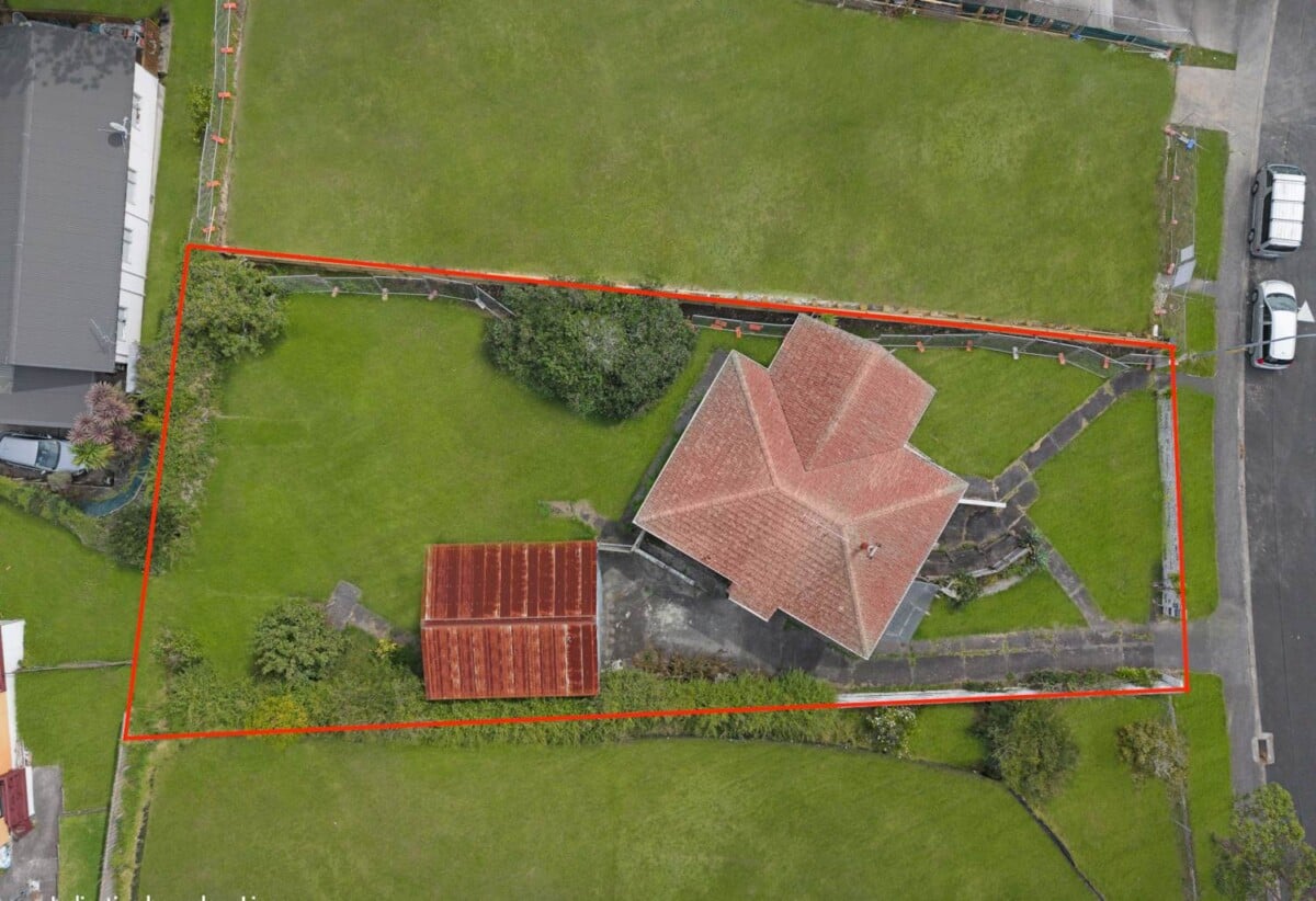 Mt Roskill Grammar zone, 3 beds 1 bath house with standalone garage on 895m2 section, Ground-floor rumpus with exterior access – home office or studio ready, close to schools, shops, motorway access, 0.6 km to Hay Park School, 9 Morrie Laing Avenue, Mt Roskill, Auckland