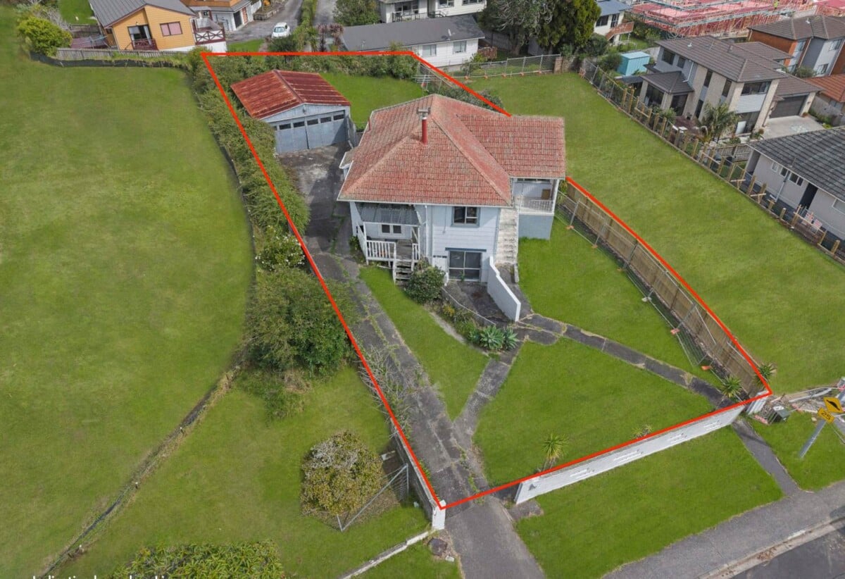 Mt Roskill Grammar zone, 3 beds 1 bath house with standalone garage on 895m2 section, Ground-floor rumpus with exterior access – home office or studio ready, close to schools, shops, motorway access, 0.6 km to Hay Park School, 9 Morrie Laing Avenue, Mt Roskill, Auckland