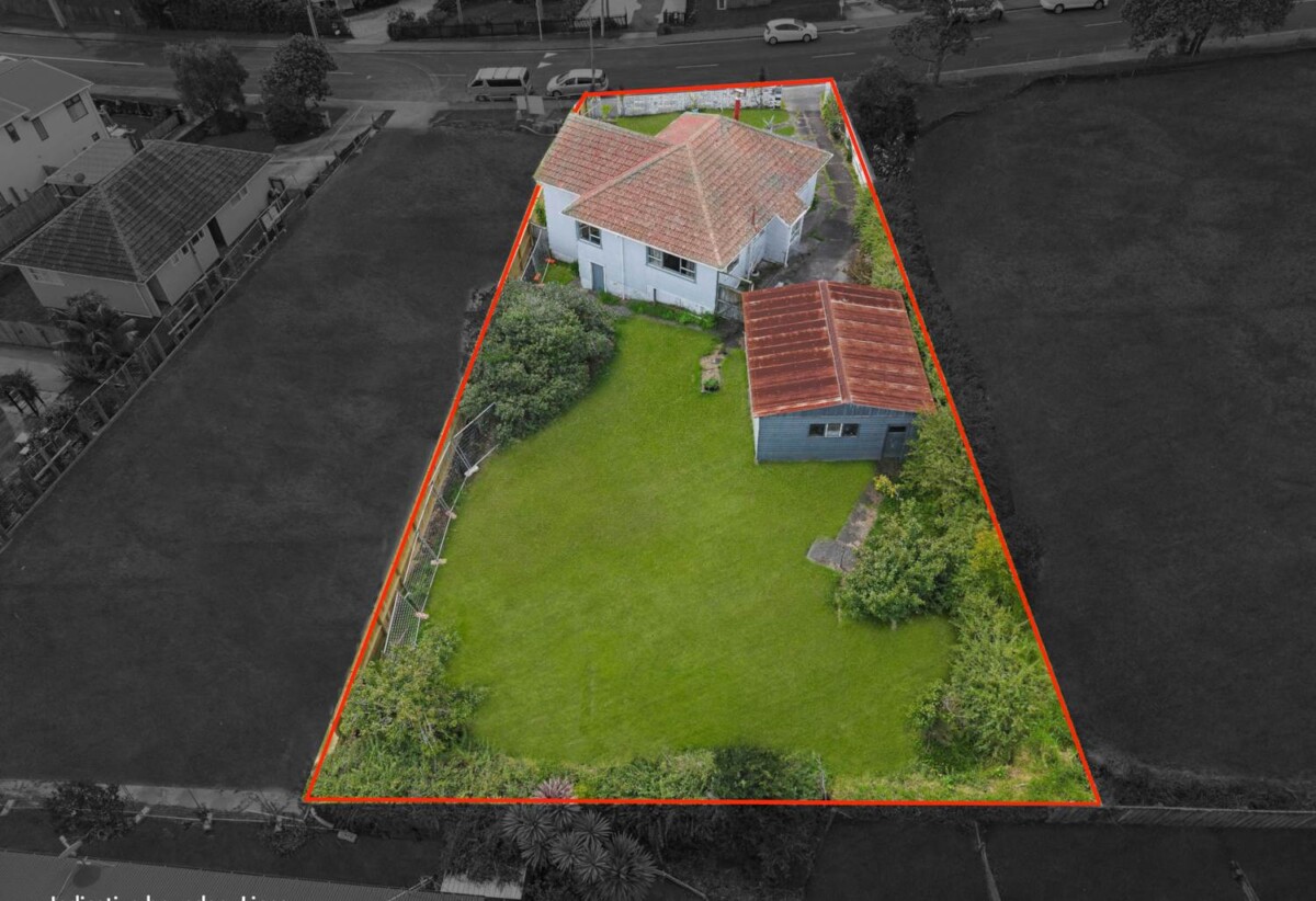 Mt Roskill Grammar zone, 3 beds 1 bath house with standalone garage on 895m2 section, Ground-floor rumpus with exterior access – home office or studio ready, close to schools, shops, motorway access, 0.6 km to Hay Park School, 9 Morrie Laing Avenue, Mt Roskill, Auckland