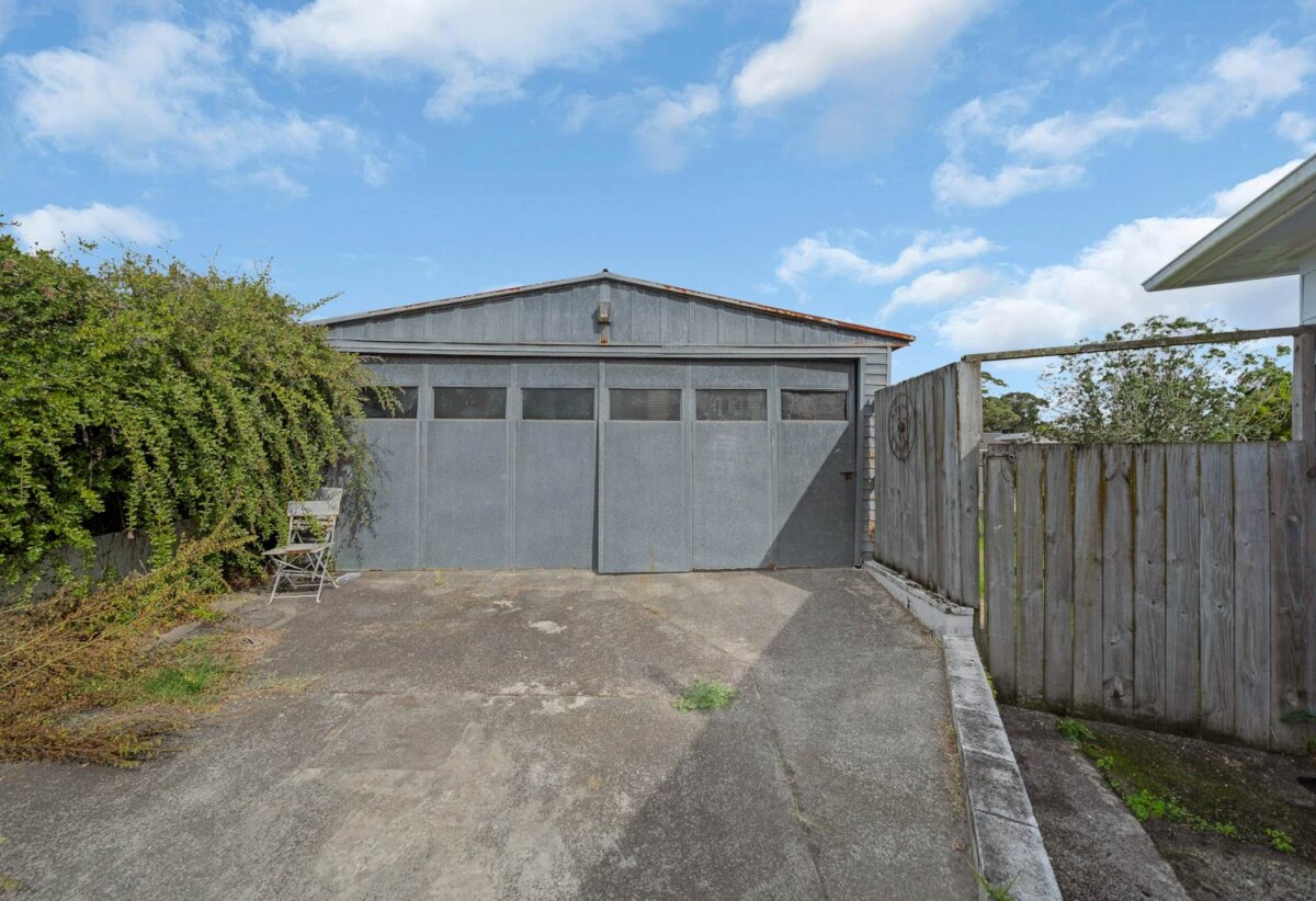 Mt Roskill Grammar zone, 3 beds 1 bath house with standalone garage on 895m2 section, Ground-floor rumpus with exterior access – home office or studio ready, close to schools, shops, motorway access, 0.6 km to Hay Park School, 9 Morrie Laing Avenue, Mt Roskill, Auckland