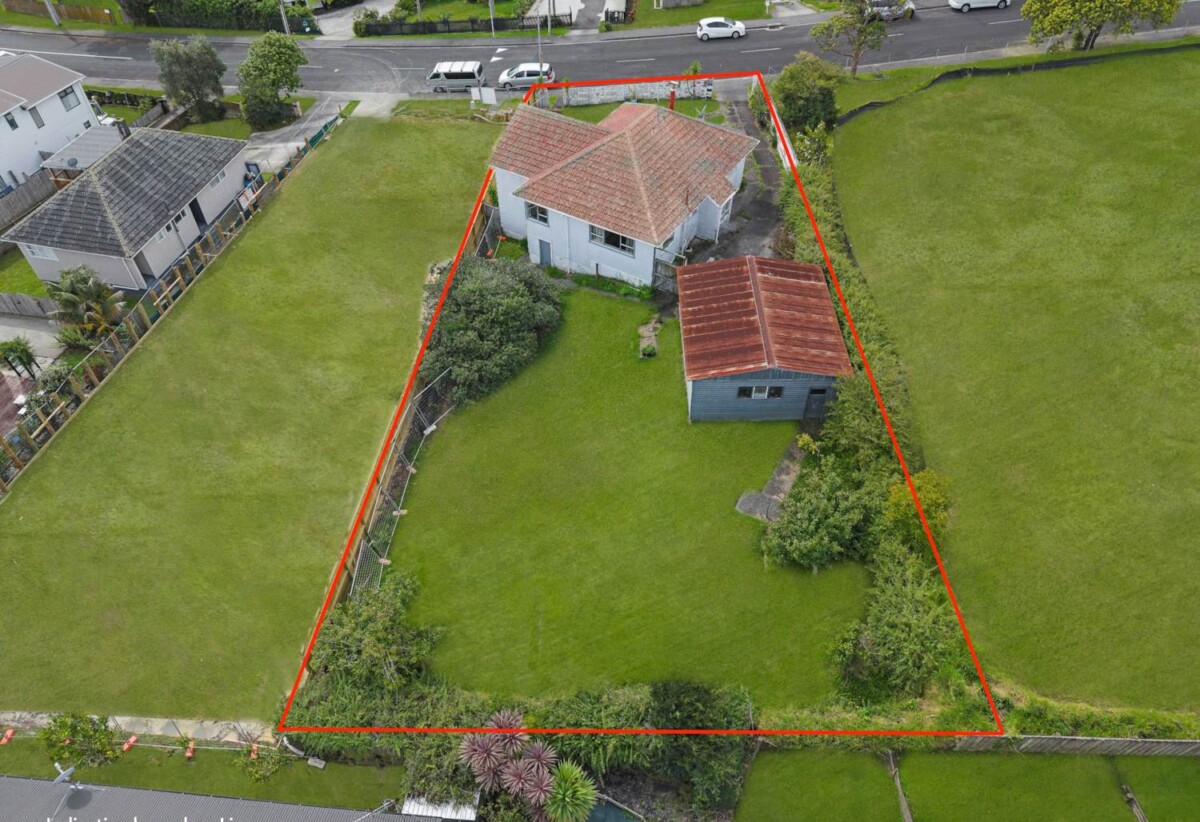 Mt Roskill Grammar zone, 3 beds 1 bath house with standalone garage on 895m2 section, Ground-floor rumpus with exterior access – home office or studio ready, close to schools, shops, motorway access, 0.6 km to Hay Park School, 9 Morrie Laing Avenue, Mt Roskill, Auckland