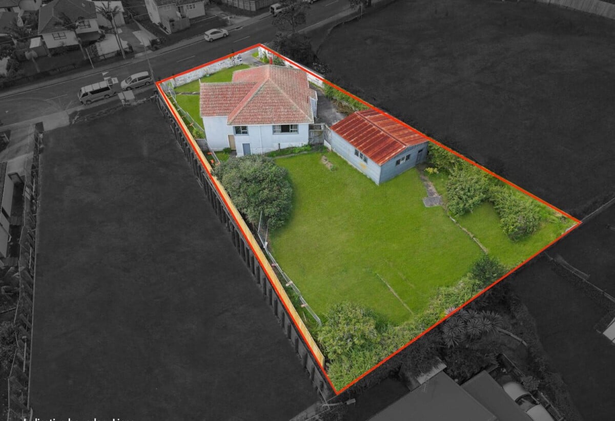 Mt Roskill Grammar zone, 3 beds 1 bath house with standalone garage on 895m2 section, Ground-floor rumpus with exterior access – home office or studio ready, close to schools, shops, motorway access, 0.6 km to Hay Park School, 9 Morrie Laing Avenue, Mt Roskill, Auckland