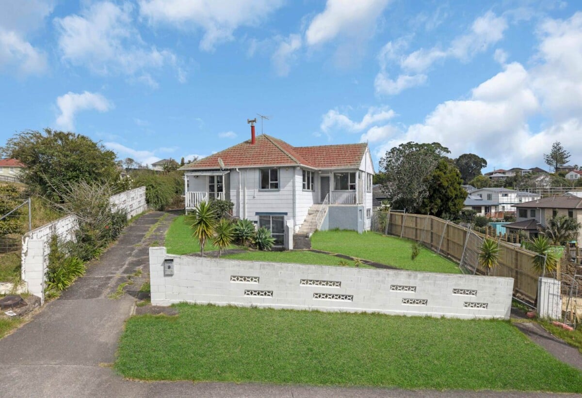 Mt Roskill Grammar zone, 3 beds 1 bath house with standalone garage on 895m2 section, Ground-floor rumpus with exterior access – home office or studio ready, close to schools, shops, motorway access, 0.6 km to Hay Park School, 9 Morrie Laing Avenue, Mt Roskill, Auckland