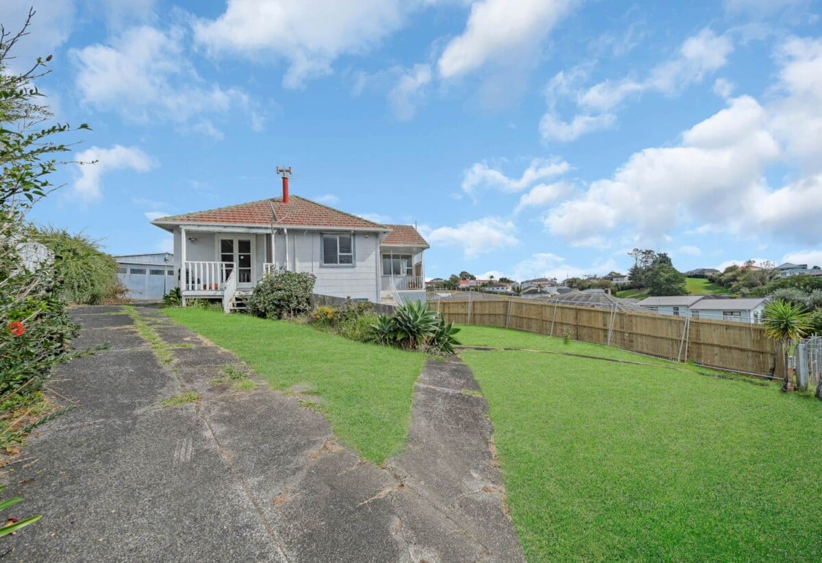 Mt Roskill Grammar zone, 3 beds 1 bath house with standalone garage on 895m2 section, Ground-floor rumpus with exterior access – home office or studio ready, close to schools, shops, motorway access, 0.6 km to Hay Park School, 9 Morrie Laing Avenue, Mt Roskill, Auckland