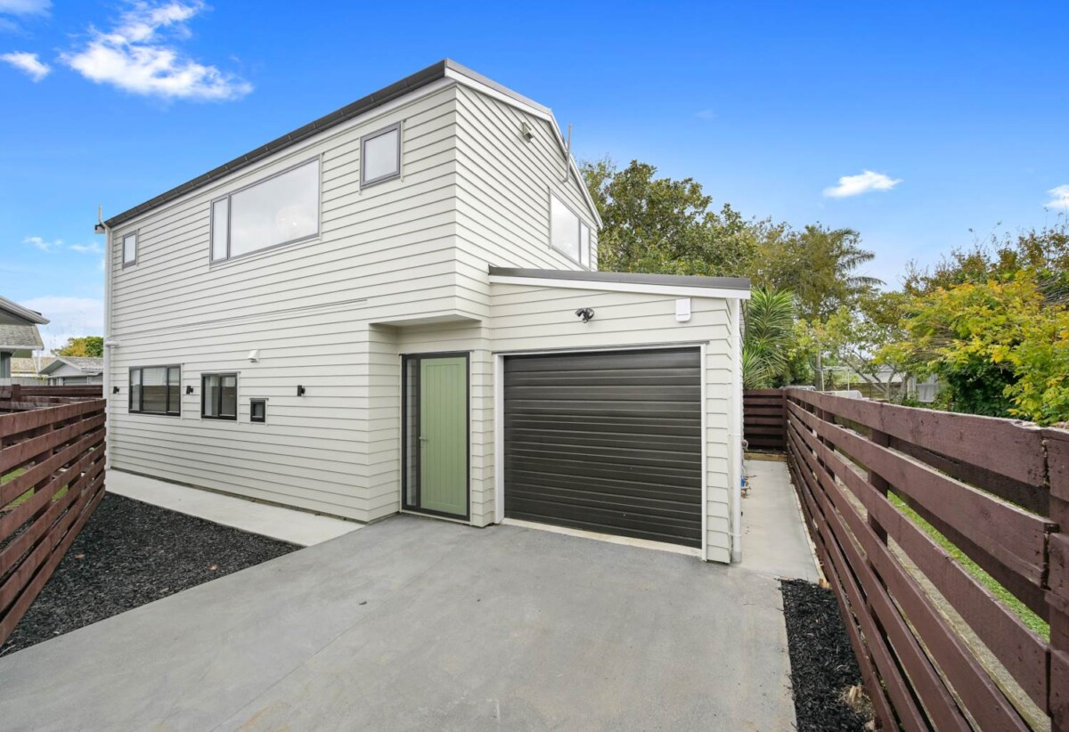 Brandnew 3 beds 2.5 baths house with garage on 195m2 section, Zoned for the popular Farm Cove Intermediate and Pakuranga College, close to schools, shops, shopping centre, 0.6 km to Elm Park School, Lot 2, 29 Hope Farm Avenue, Pakuranga Heights, Auckland
