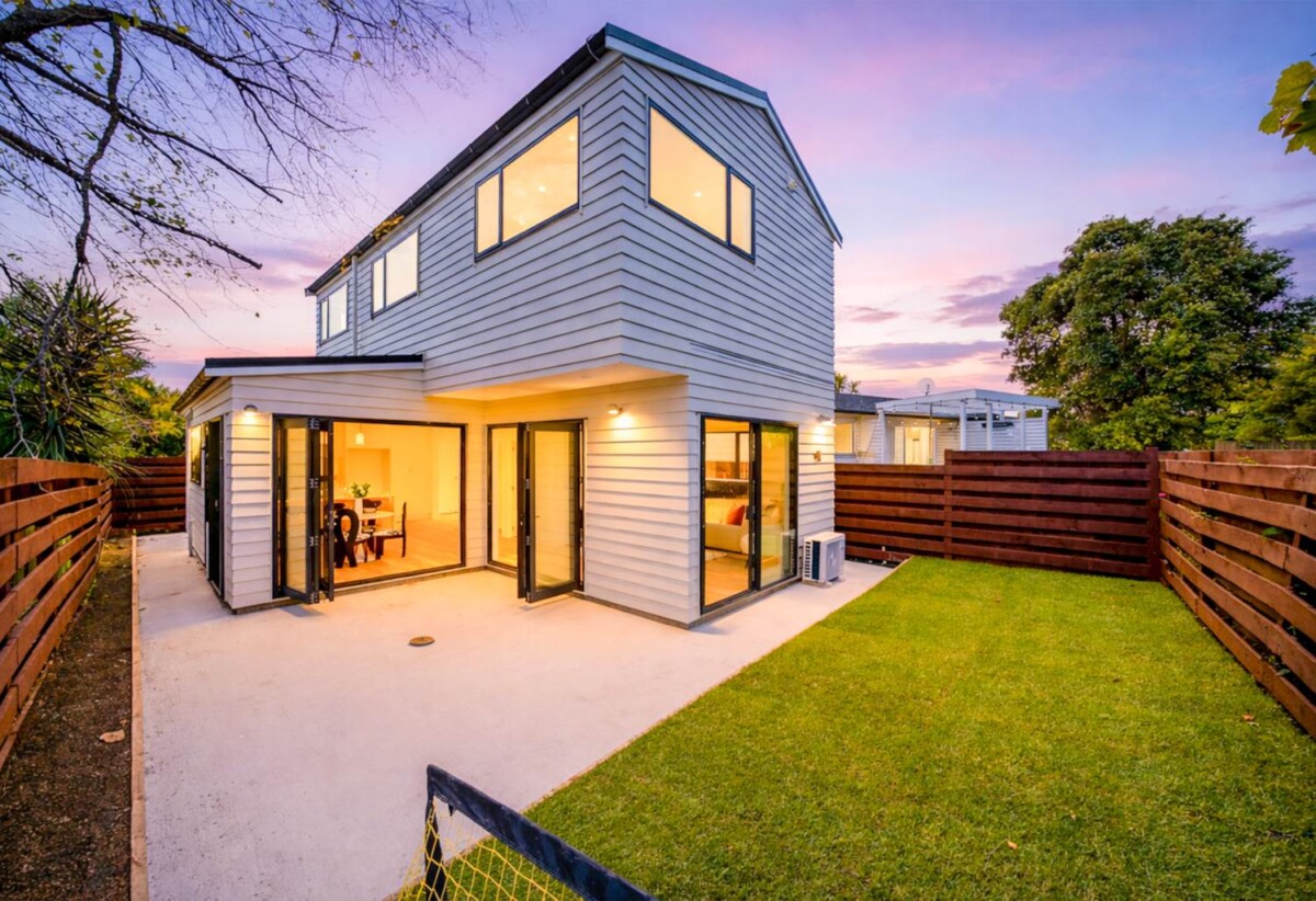 Brandnew 3 beds 2.5 baths house with garage on 195m2 section, Zoned for the popular Farm Cove Intermediate and Pakuranga College, close to schools, shops, shopping centre, 0.6 km to Elm Park School, Lot 2, 29 Hope Farm Avenue, Pakuranga Heights, Auckland