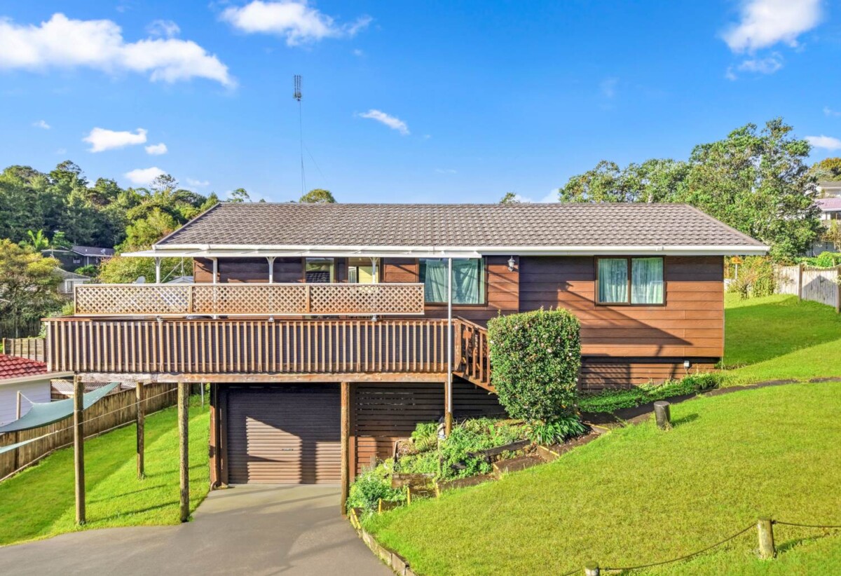 With Bush views, 3 beds 1 bath house with garage and workshop or storage space, 0.4 km to Manuka Primary School, Just a short stroll to Spinella Reserve and the various walking trails, Easy access to Glenfield Mall, local boat ramps, and public transport links, 1/130 Spinella, Bayview, Auckland