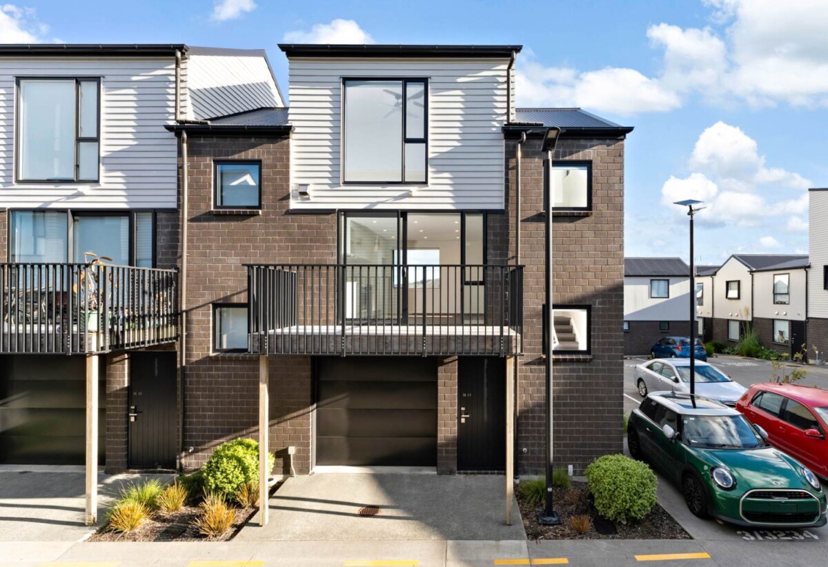 3 beds 2 baths home with garage and backyard, A three-minute walk to the Fruitvale Train Station and bus stops, A five-minute drive to Lynn Mall, 0.7 km to Fruitvale Road School, 10/1 Fruitvale Road, New Lynn, Auckland