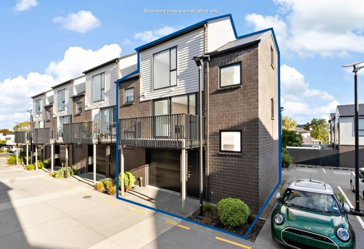 3 beds 2 baths home with garage and backyard, A three-minute walk to the Fruitvale Train Station and bus stops, A five-minute drive to Lynn Mall, 0.7 km to Fruitvale Road School, 10/1 Fruitvale Road, New Lynn, Auckland