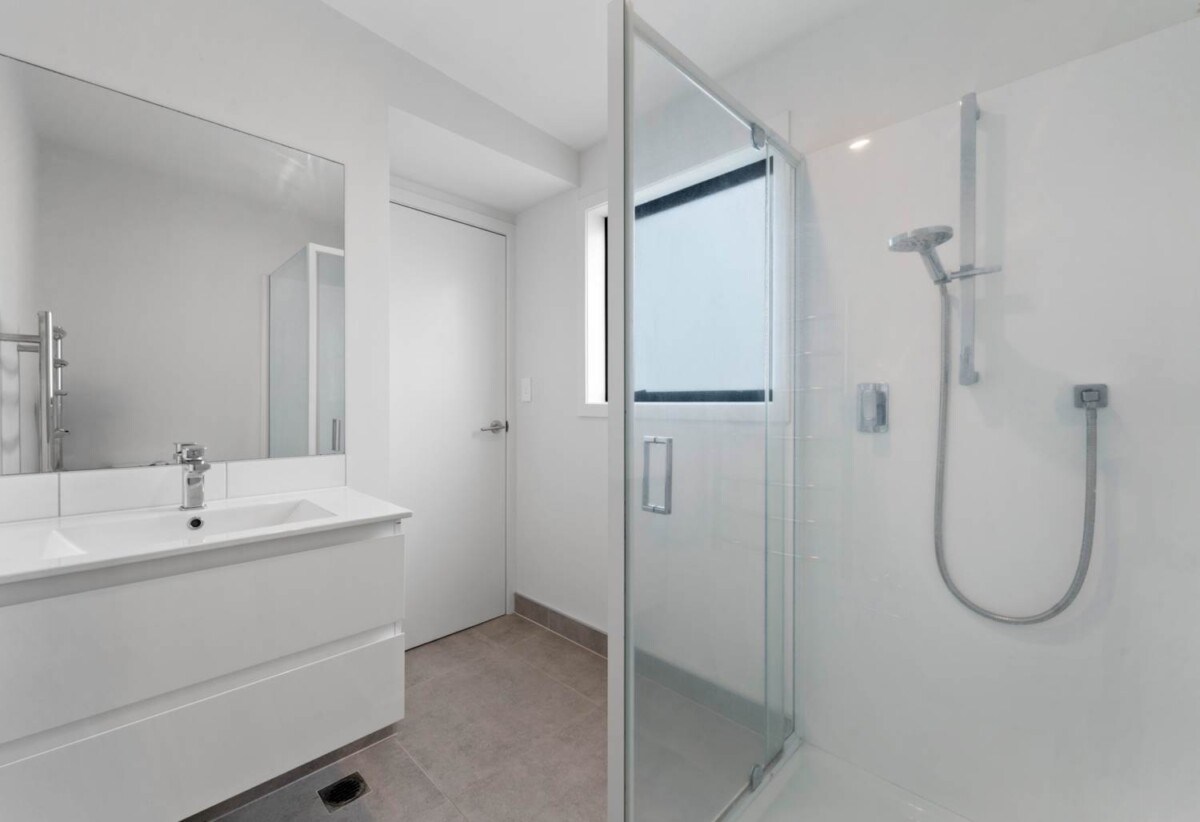 3 beds 2 baths home with garage and backyard, A three-minute walk to the Fruitvale Train Station and bus stops, A five-minute drive to Lynn Mall, 0.7 km to Fruitvale Road School, 10/1 Fruitvale Road, New Lynn, Auckland