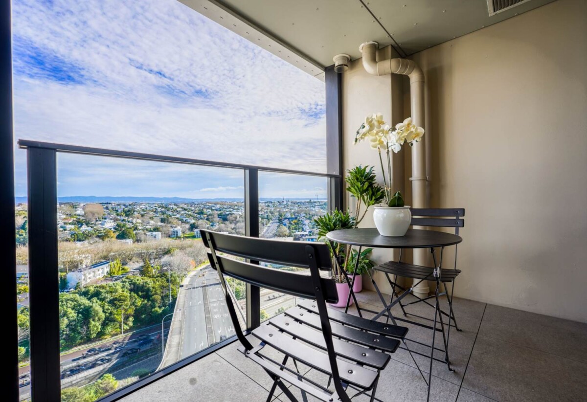 Auckland Girls’ Grammar School zone, Freehold 2 beds 1 bath 1 car park apartment, approx. 52sqm + balcony, Residents enjoy access to a heated indoor pool, sauna and secure facilities, all within easy reach of Victoria Park, Ponsonby and the city, 0.5 km to Auckland Girls’ Grammar School, 1205/15 Union Street, City Centre, Auckland