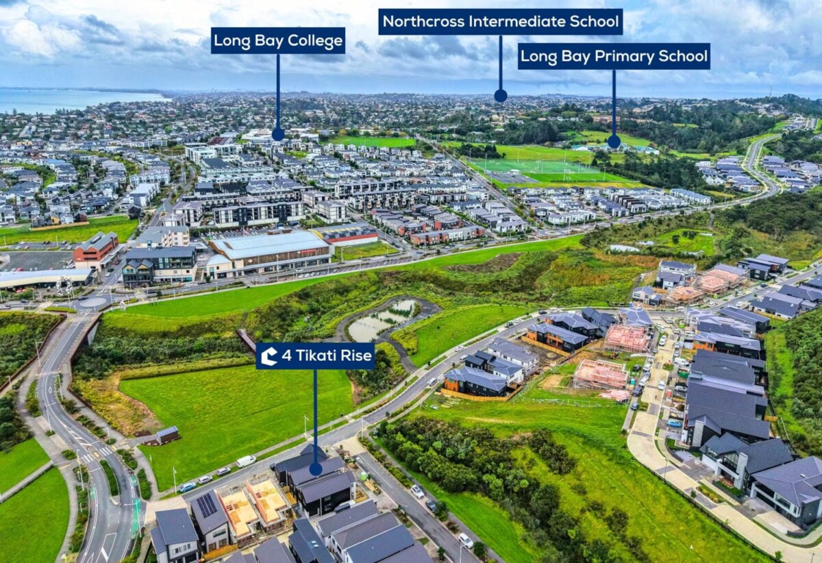 Standalone 3 beds 2.5 baths house with garage, Just a short walk to Long Bay Village Centre, beach, 0.9 km to Long Bay College, 4 Tikati Rise, Long Bay, Auckland