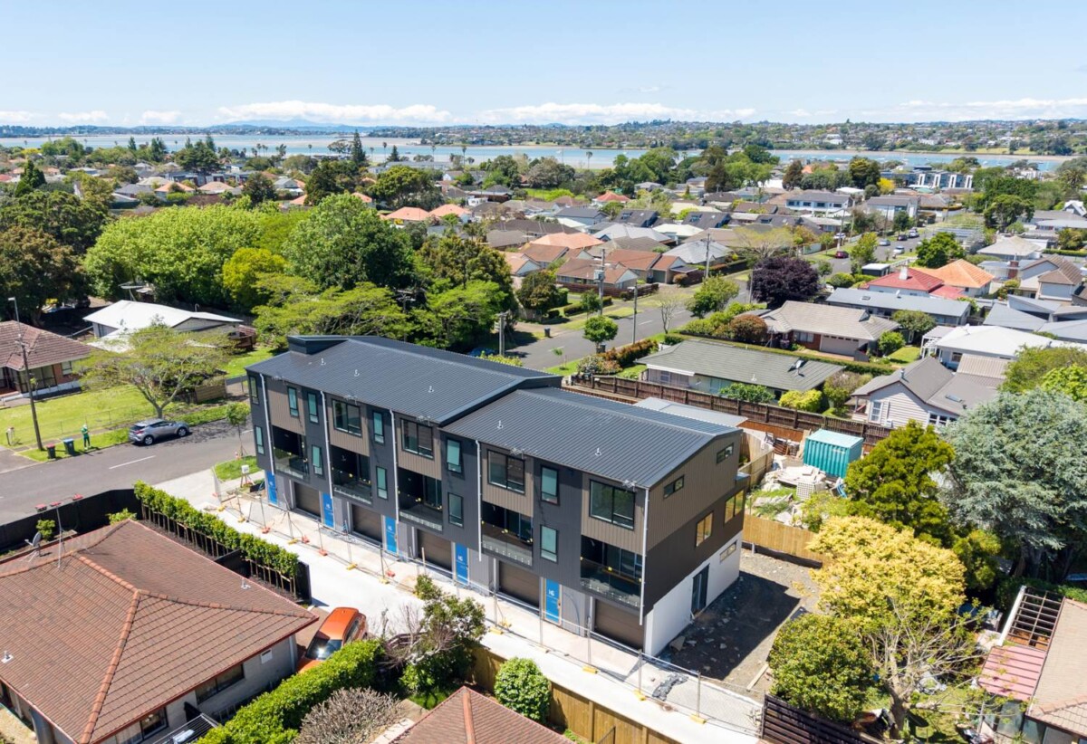 Brandnew freehold 3 beds (3 ensuites) 3.5 baths home with garage, 1 ensuite ground floor, walks to Panmure town centre, beach, Pamure Yacht and boating club, 0.4 km to Panmure Bridge School, Lot 5, 25 Kings Road, Panmure, Auckland