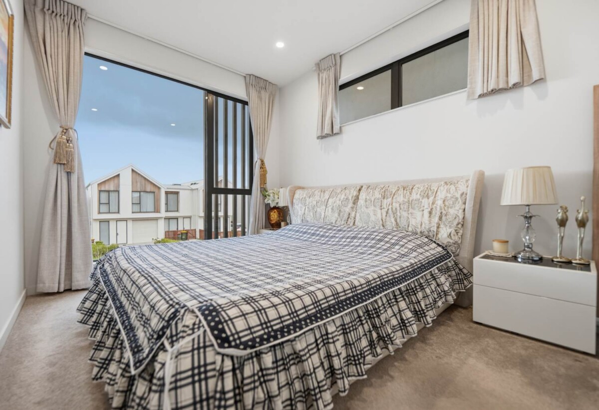 Must sell, Ignore CV, present all offers, Standalone 4 beds 2.5 baths house with garage, Master Build Guarantee, Close to Costco, Northwest Shopping Centre and motorway access, 21 Porowha Road, Westgate, Auckland